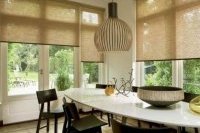 Бамбуковые шторы на кухне могут создать домашнюю атмосферу и подчеркнуть стилистические особенности