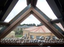 Деревянное окно треугольной формы