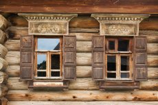 древние ставни на окнах в традиционном русском доме