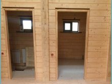 двери в деревянном доме