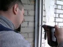 Под новое окно высверливаются отверстия Под новое окно высверливаются отверстия