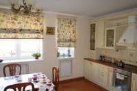 Римские шторы на кухне подчеркнут простоту и изящество классического стиля